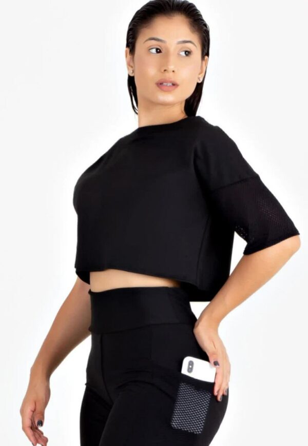 Cropped Fitness Preto com Detalhe Tela - www.athenafitwear.com.br
