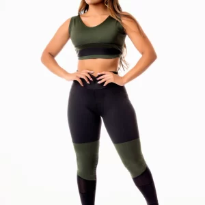 Calça Legging Preta com Verde Militar Cintura Alta e Cropped Regata com Detalhes em Tela Academia Conjunto Fitness www.athenafitwear.com.br