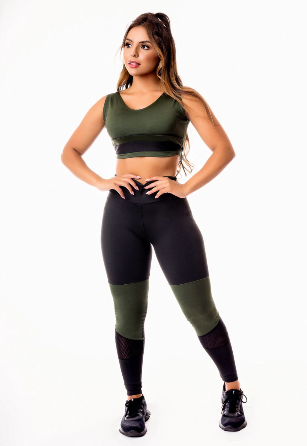Calça Legging Preta com Verde Militar Cintura Alta e Cropped Regata com Detalhes em Tela Academia Conjunto Fitness www.athenafitwear.com.br