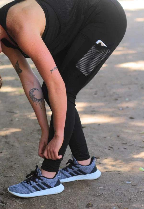 Calça Legging com Bolso em Tela Dry + Regata de Tela + Top Tomara que Caia Preto Conjunto Fitness www.athenafitwear.com.br