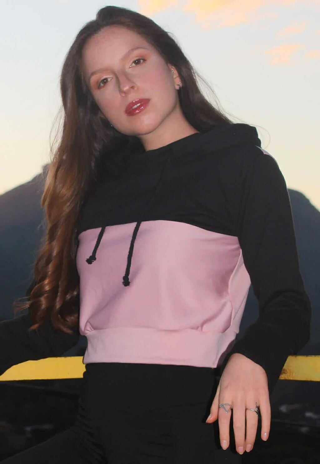 Casaco Suplex Rosê e Preto Feminino Moletom Com Capuz www.athenafitwear.com.br