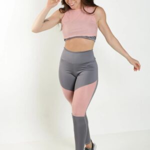 Calça Legging com Detalhes Assimétricos + Top tomara que Caia + Regatinha em Tela Dry Cinza com Rosé Conjunto Fitness www.athenafitwear.com.br