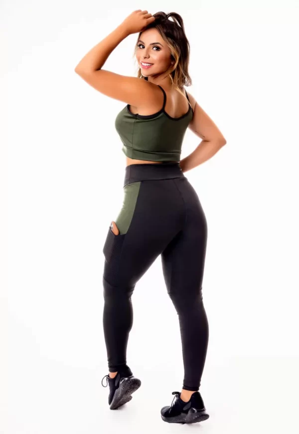 Calça Legging Preta com Verde Militar e Cropped Alcinha Conjunto Fitness www.athenafitwear.com.br